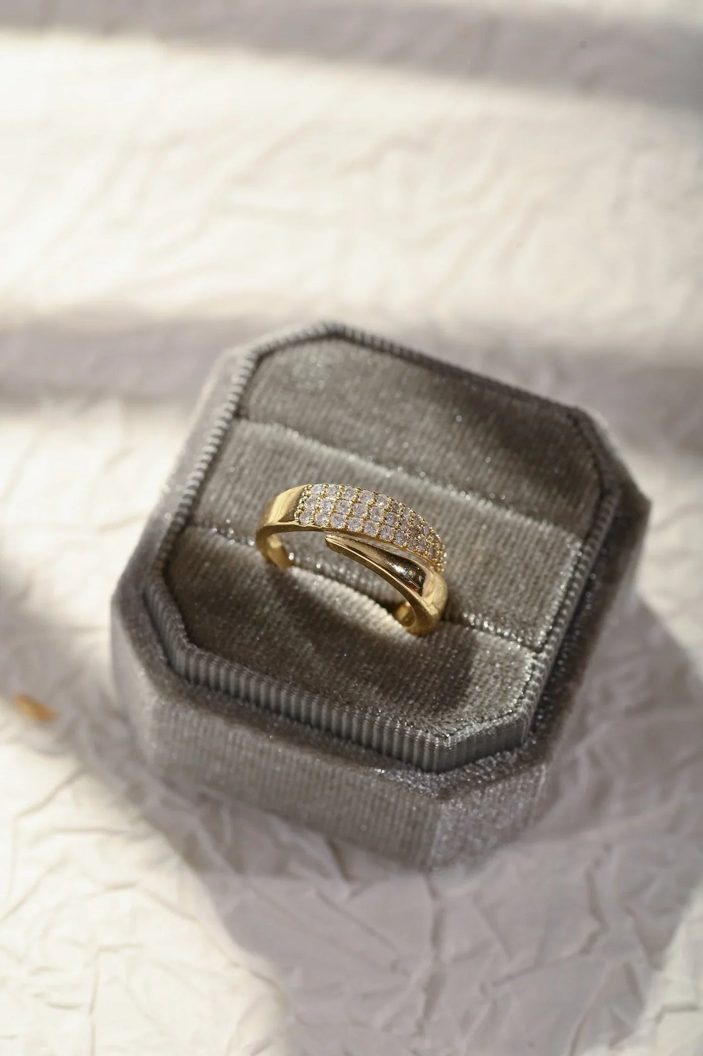 Elegante Gouden Ring met Fonkelstenen